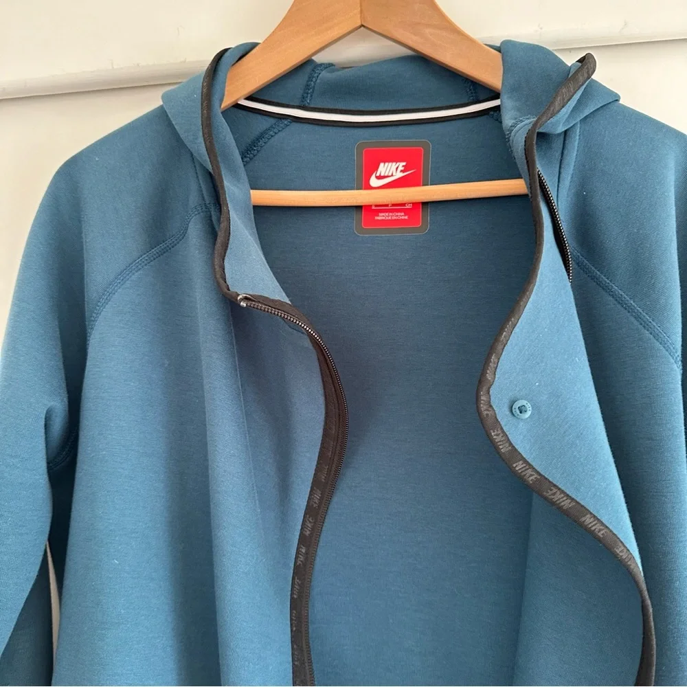 NEW NIKE Hooded‎ Sweatshirt, Flowy Fit